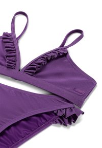 Lila Bikini mit Rüschendetails entlang der Träger und des Taillenbunds. Hergestellt aus glattem Stoff, mit einem Markenlogo an der Seite.