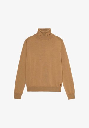 Sweter z golfem w kolorze beżowym, o dzianinowej fakturze, z prążkowanymi mankietami i dołem, z małą naszywką z logo marki na dole po lewej stronie.