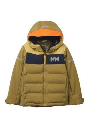 Chaqueta de invierno acolchada en verde oliva, con un panel del pecho en azul marino, forro de capucha en naranja y detalles reflectantes. Cierre frontal con cremallera, diseño con capucha.