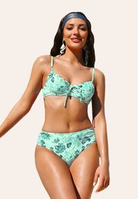 Set di bikini verde menta con stampa floreale; il top ha spalline regolabili e un cordoncino, il fondo offre un design a vita alta con una finitura liscia.