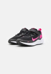 Scarpe da ginnastica nere con dettagli rosa, tomaia in rete, cinturino regolabile e suola intermedia bianca. Presentano una suola in gomma testurizzata per una migliore aderenza.