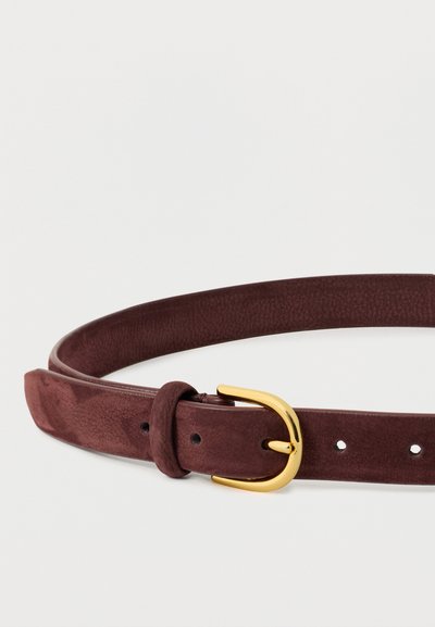 Ceinture en suède marron avec une boucle en métal doré et plusieurs trous de réglage sur fond blanc.