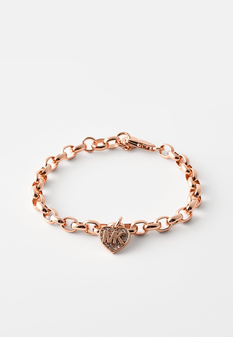 Armband aus roségoldener Kette mit großen Gliedern, einem herzförmigen Anhänger mit "MK" und kleinen dekorativen Akzenten für zusätzlichen Detailreichtum.