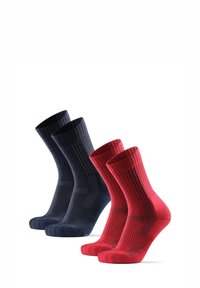 Juego de cuatro pares de calcetines que incluye dos pares en azul marino y dos en rojo. Textura acanalada, rayas en contraste y diseño de longitud media hasta la pantorrilla.