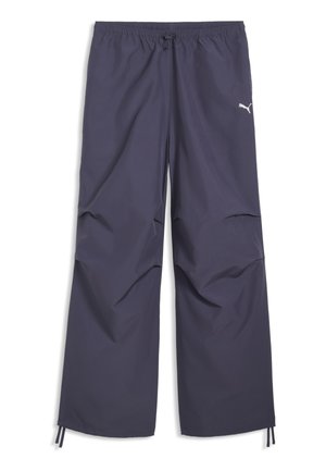 Dunkelgraue weite Trainingshose mit elastischem Bund, Kordelzug und kleinem weißen Puma-Logo am linken Oberschenkel, flach auf weißem Hintergrund ausgebreitet.