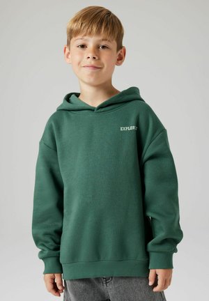 Haut à capuche en coton vert avec une coupe décontractée, doté d'une grande capuche, de poignets côtelés et de l'inscription "EXPLORE" imprimée en blanc sur la poitrine.