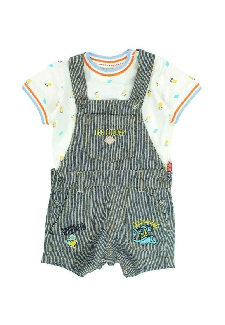 Salopette en denim rayé avec des broderies colorées et un t-shirt blanc à manches courtes comportant des motifs ludiques et des accents orange-bleu.