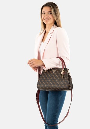 Borsa a tracolla marrone con motivo e dettagli in pelle bordeaux, accompagnata da una catena. Presenta un logo sul davanti e un portachiavi per un tocco di originalità.