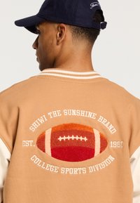 Shiwi FOOTBALL - Bomber stiliaus striukė - baker brown