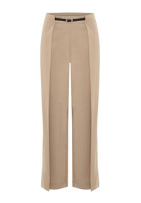 Pantalons large beiges avec des plis et une taille ajustée, dotés d'une fine ceinture noire avec une boucle en or. Texture lisse et design sur mesure.