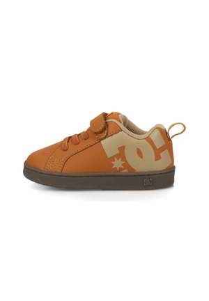 Bruine synthetische sneakers met een tan accent, voorzien van een klittenbandsluiting, ronde neus en logodetail aan de zijkant en hiel. Platte rubberen zool.