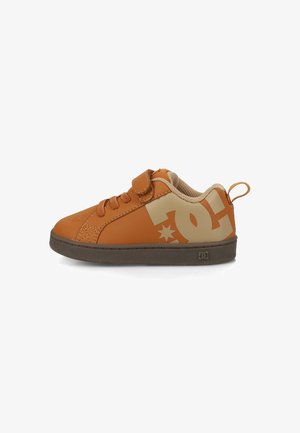 Bruine synthetische sneakers met een tan accent, voorzien van een klittenbandsluiting, ronde neus en logodetail aan de zijkant en hiel. Platte rubberen zool.