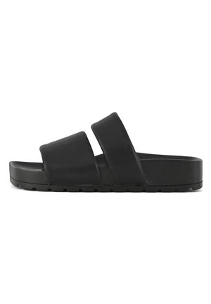 Sandali neri con due ampie cinghie piatte, realizzati in pelle liscia. Presentano una suola spessa e testurizzata con una leggera elevazione. Design minimalista.