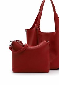 Rotes Lederhandtaschen-Set bestehend aus einer großen Tragetasche und einer kleineren Tasche. Beide haben eine strukturierte Oberfläche, robuste Träger und Reißverschlussverschlüsse.