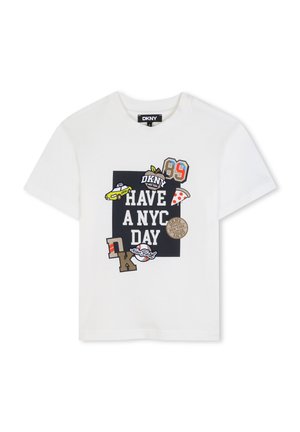 Wit T-shirt met korte mouwen met een zwart vierkant en tekst "Have a NYC Day" omringd door New York-thema patches, waaronder taxi, pizza en nummers.