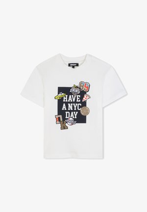 T-shirt blanc à manches courtes avec un carré noir et le texte "Have a NYC Day", entouré de patchs sur le thème de New York comprenant taxi, pizza et chiffres.