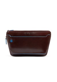 Pochette di pelle marrone dal design elegante. Presenta cuciture e dettagli blu, chiusura con zip e una tasca esterna. Stile minimalista.