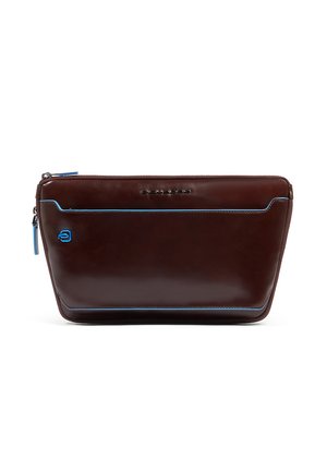 Pochette en cuir marron au design épuré. Présente des coutures et des accents bleus, une fermeture zippée et une poche extérieure. Style minimaliste.