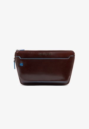 Pochette di pelle marrone dal design elegante. Presenta cuciture e dettagli blu, chiusura con zip e una tasca esterna. Stile minimalista.