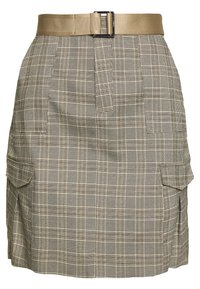 Jupe jusqu'aux genoux en motif check brun et noir, dotée de deux poches latérales et d'une ceinture beige avec une boucle rectangulaire.