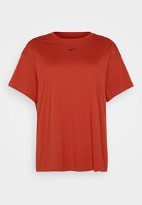 Röd t-shirt med kort ärm gjord av mjukt tyg. Har en rundad halsringning och en liten svart Nike-logotyp på bröstet. Avslappnad passform.
