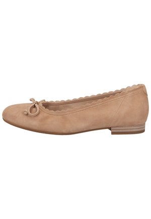 Beige ruskind ballet flats med bølget kant, lille sløjfe foran og lav stakket hæl.