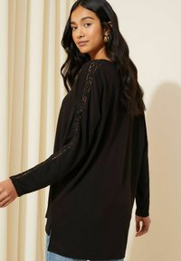 Friends Like These V NECK - Hosszú ujjú felső - black crochet