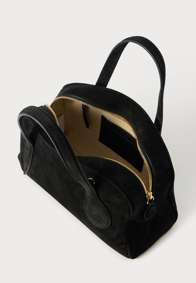 Schwarze Wildledertasche mit einem goldfarbenen Reißverschluss, zwei Griffen und einer Innentasche. Das Innere ist mit einem hellen Futter ausgestattet.