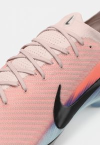 Buty Nike z teksturowaną, gradientową cholewką w kolorach różowym i niebieskim, z czarnymi akcentami i sznurówkami oraz charakterystycznym logo swoosh.