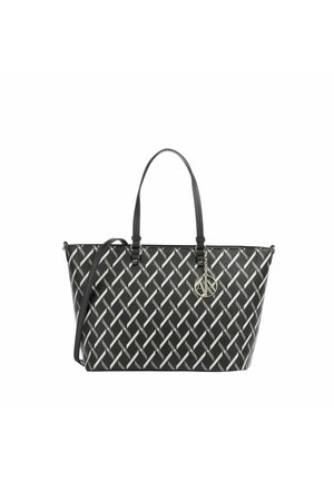 Bolsa tote tejida negra con un patrón geométrico en gris. Presenta asas de cuero negro y un charm de logo plateado. Diseño espacioso y estructurado.
