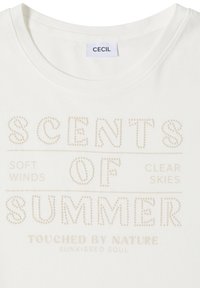 T-shirt blanc à col rond avec le texte "SCENTS OF SUMMER" en police pointillée et un texte plus petit "SOFT WINDS," "CLEAR SKIES," et "TOUCHED BY NATURE."