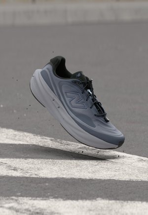 New Balance, 1080V15 - Обувки за бягане по асфалт - digital mist/meteorite