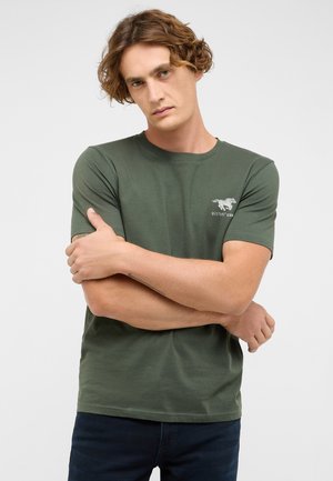 Oliwkowa koszulka z krótkim rękawem z miękkiego materiału bawełnianego, z małym białym logo graficznym na lewej piersi, okrągłym dekoltem i klasycznym krojem.