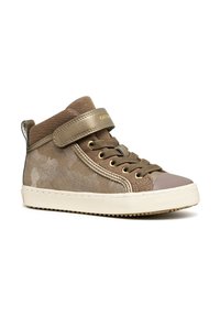 Zapatilla alta marrón con tejido de camuflaje, puntera beige, suela blanca, cordones y una correa de Velcro alrededor del tobillo con texto de logo dorado.