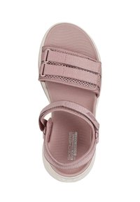 Sandalias rosa de Skechers con dos cierres de correas ajustables, parte superior texturizada, plantilla acolchada y suela blanca. Superficie suave con acolchado.