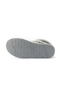 Semelle de pantoufle grise avec un caoutchouc texturé et à motifs pour une bonne adhérence, dotée d'une tige en velours, mettant en avant le confort et la chaleur dans son design.