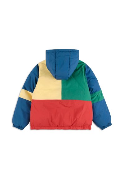 Giacca con cappuccio a pannelli colorati che presenta pannelli blu, verdi, gialli e rossi. Il materiale è liscio, con polsini elasticizzati e orlo cinchato.