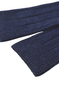 Sciarpa lavorata a maglia a coste blu navy con una finitura testurizzata; le estremità sono piegate, creando un bordo pulito. Materiale morbido, adatto per il calore.
