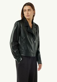 Czarna skórzana kurtka motocyklowa z wyciętym kołnierzem, zamkiem z przodu i bocznymi kieszeniami. Posiada skrócony krój i gładką teksturę.