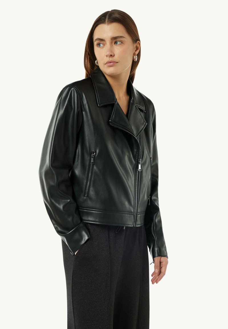 Czarna skórzana kurtka motocyklowa z wyciętym kołnierzem, zamkiem z przodu i bocznymi kieszeniami. Posiada skrócony krój i gładką teksturę.