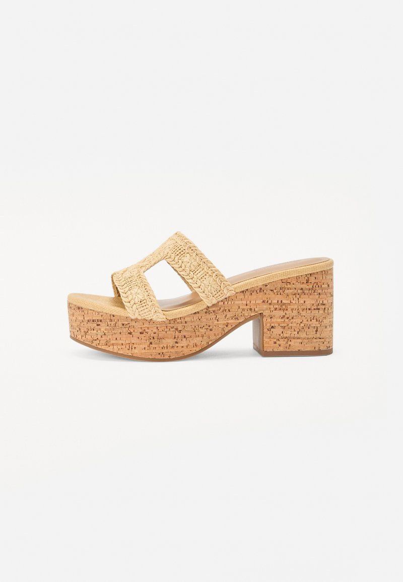 Beige Plattformsandalen mit einem Korkblockabsatz, ausgestattet mit geflochtenen Riemen mit Auschnitten und einer glatten Fußbett.