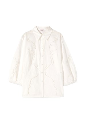 Hvid langærmet bluse med knapper, subtil blomsterbroderi og puffede ærmer, med klassisk krave og trykknapper foran.