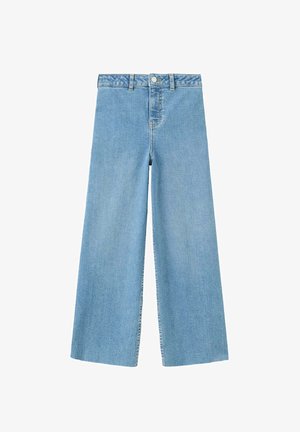 Jean en denim bleu clair à jambes larges, taille haute, bouton à l'avant et passants de ceinture sur fond blanc.