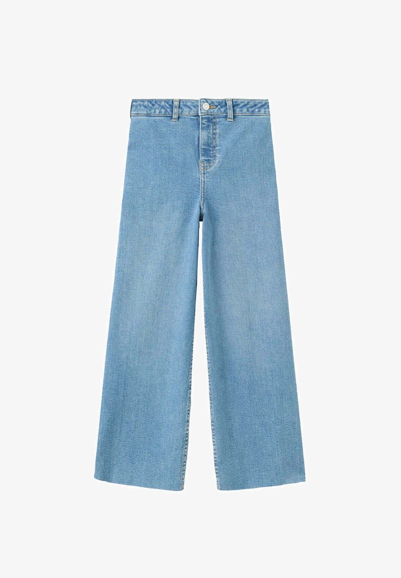 Jean en denim bleu clair à jambes larges, taille haute, bouton à l'avant et passants de ceinture sur fond blanc.
