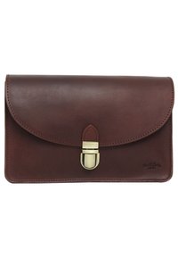 Dunkelbraune Leder-Clutch mit geschwungenem Überschlag und Messingverschluss, minimaler Nahtführung und kleinem eingestanzten Logo in der unteren rechten Ecke.