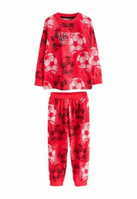 Set de pijamale roșii cu mânecă lungă, cu un model de minge de fotbal; cămașa are text alb "REGULILE STRĂZII", iar pantalonii au talie elastică și manșete ribbate.