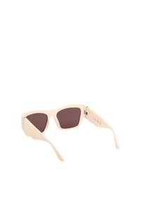 Zonnebril met een crèmekleurig frame, donkere bruine lenzen, hoekige vorm en reliëflogo aan de zijkant. Gemaakt van duurzaam plastic materiaal.
