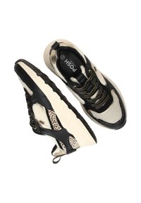 Zwarte en crèmekleurige sneakers zijn vervaardigd uit mesh- en leermaterialen, met textuurpatronen, metallic accenten en een dikke rubbersole.