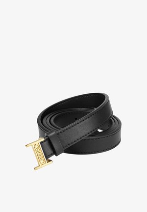 Czarny skórzany pasek zwinięty w spiralę, z prostokątną złotą klamrą ozdobioną detalem w kształcie ogniw łańcucha.