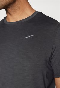 Reebok ATHLETE 2.0 CHILL - Sports T-shirts - black